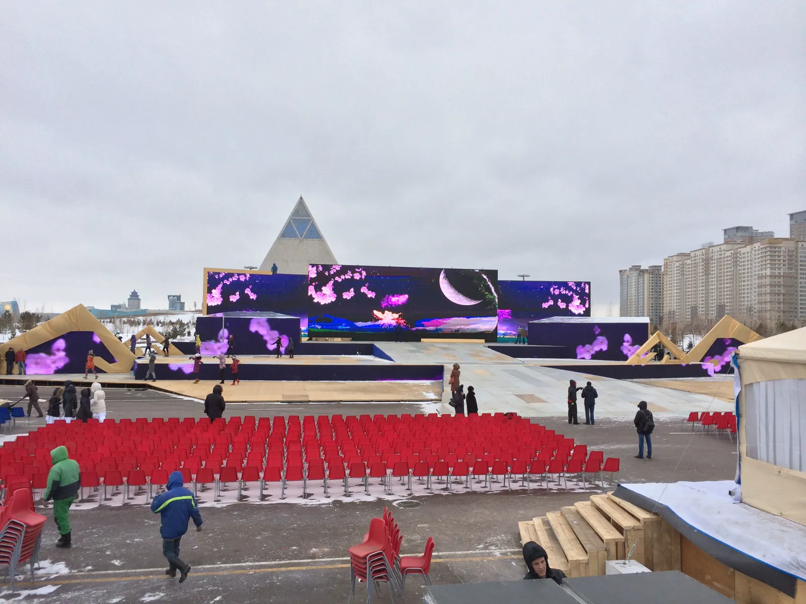 Уличная городская сцена с широкой LED-стеной зимой